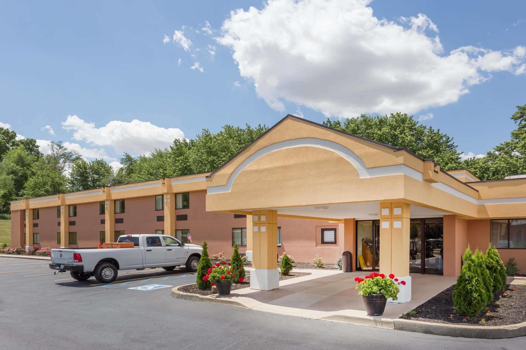 Motel Super 8 By Wyndham Logansport Exterior foto